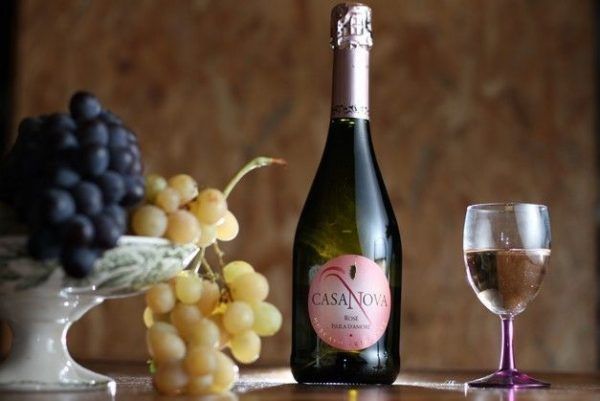 VIN MUSCAT ROSÉ PÉTILLANT CASANOVA - ISULA D'AMORE 7 % VOL.